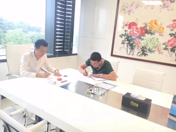 熱烈祝賀劉總簽約創(chuàng)綠家麗水市區(qū)級(jí)代理！