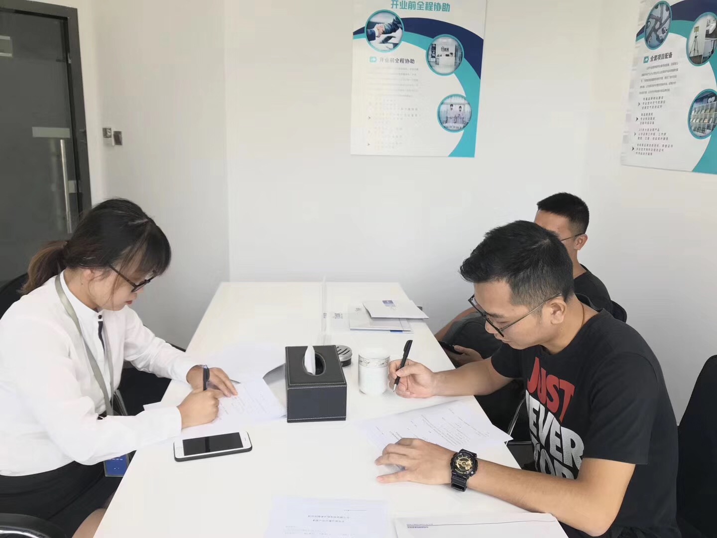 熱烈祝賀劉總簽約創綠家廈門市區級代理！