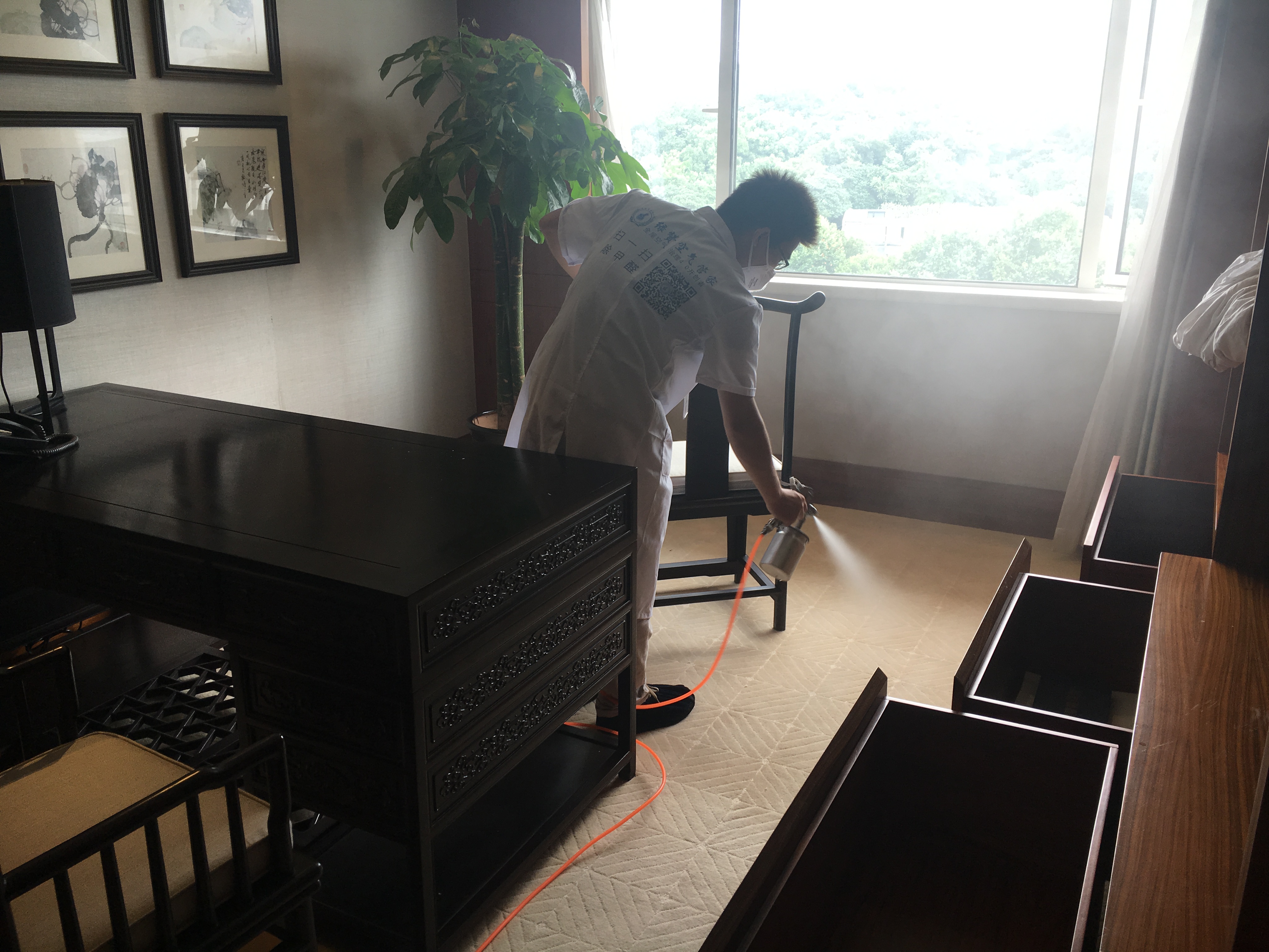 前段時間，王先生家中房子裝修。入住沒多久王先生就感覺自己身體出現了一些異樣，時常感到胸悶氣短、呼吸不暢，嚴重的時候還會出現短時間的暈眩。王先生以為是自己的身體出現了什么狀況便跑到家附近的診所詢問。醫(yī)生一看便問王先生家中最近是否裝修，王先生感覺很詫異。醫(yī)生說這樣的癥狀是典型的甲醛中毒。王先生就咨詢了除甲醛公司如何清除新房裝修后殘留的甲醛？