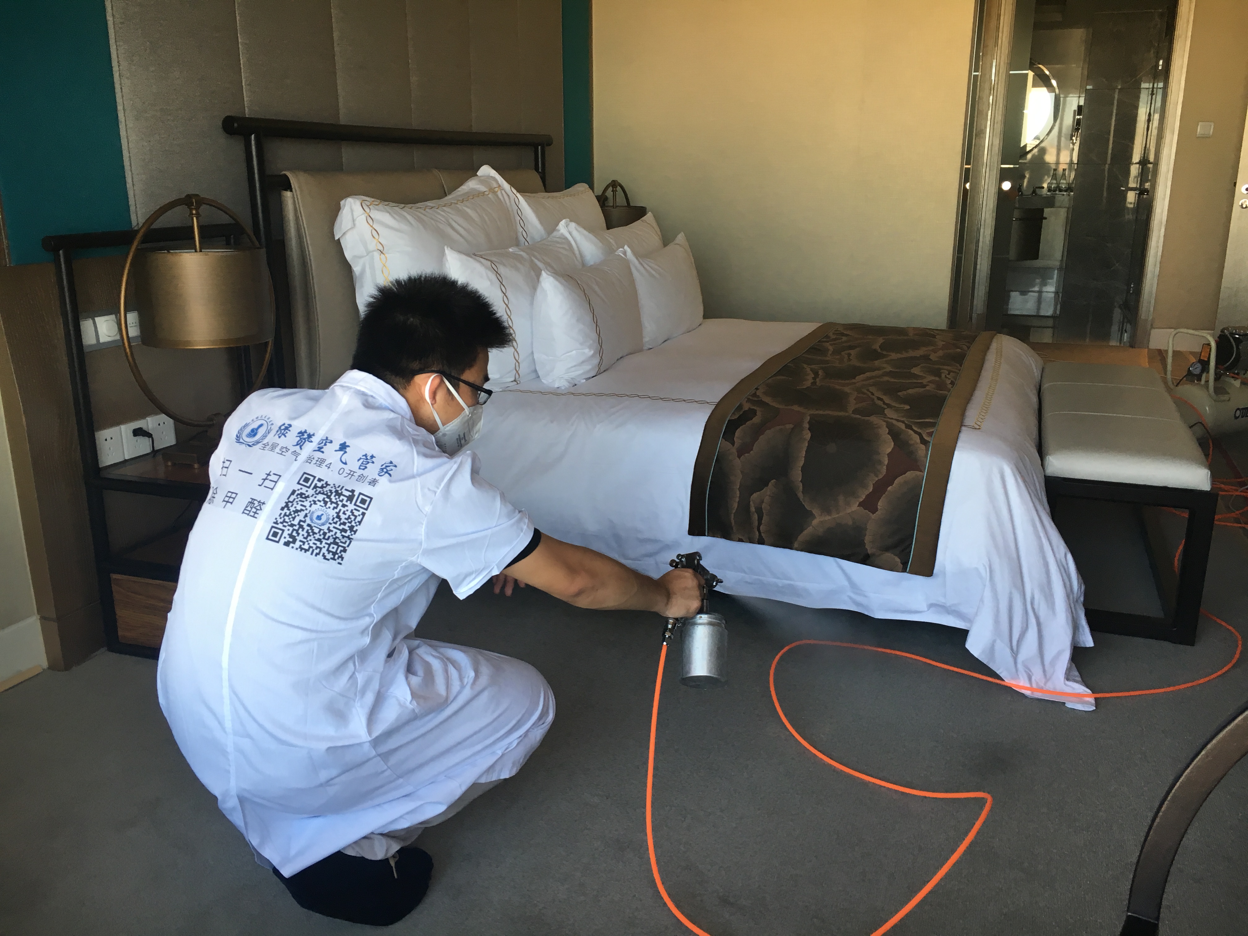  新房裝修后裝修污染？入住之前需要除甲醛嗎？這是大家在入住前***的疑問。甲醛對身體是有害是眾所周知的，那么，甲醛對人體的危害是什么? 除甲醛公司專家總結(jié)了五種常見的甲醛引起的癥狀，如果出現(xiàn)這些癥狀，那么您就需要注意啦！！！ 一、胸悶氣短： 一些業(yè)主在搬進(jìn)新家后常常感覺到胸悶氣短、呼吸不暢，但去醫(yī)院檢查又沒有發(fā)現(xiàn)任何心肺問題，這種情況很有可能是甲醛中毒引起的。胸悶是甲醛中毒常見癥狀之一，一般在輕度或中度中毒時出現(xiàn)。所以，如果時常在家中感到胸悶，首先應(yīng)去醫(yī)院排除心臟問題，然后再確定是否是甲醛超標(biāo)造成的。 二、呼吸系統(tǒng)刺激： 回家開門的一瞬間，家的溫馨氣息就會撲面而來，但新家不是這樣，新業(yè)主每次回家聞到的***縷空氣往往伴隨刺鼻的化學(xué)品氣味，怎么會感受到溫馨呢？這種裝修特有的刺鼻氣體的主要有害成分就是甲醛，多數(shù)家庭可在通風(fēng)一個月時間明顯減輕（注意減輕并不等于消除），但如果通風(fēng)一個月還沒有改觀，那就應(yīng)該考慮治理室內(nèi)空氣污染了。 三、眼睛不適、無故流淚： 當(dāng)人們切洋蔥的時，***感受到嗆的也是眼睛，然后是鼻子。眼睛是人體最敏感脆弱的器官之一，當(dāng)外界空氣中存在刺激性分子，眼睛往往是***感受到的。甲醛的一大危害就表現(xiàn)在對粘膜的刺激，甲醛屬于原漿毒物質(zhì)，能與蛋白質(zhì)結(jié)合，使眼睛感到刺激、干澀、不適，甚至流淚。 四、易生病，抵抗力下降： 我們生活的環(huán)境中，無處不存在著看不見的細(xì)菌病毒，因?yàn)樯眢w擁有強(qiáng)大的免疫力才使我們免受這些病菌的感染。但長期生活在甲醛超標(biāo)的環(huán)境會使免疫系統(tǒng)遭受破壞，降低人體抵抗力，不能有效地防御外界病原微生物的侵入，從而導(dǎo)致疾病發(fā)生。家人入住新居后經(jīng)常感冒，尤其是老人兒童，感冒后一個星期也不見好轉(zhuǎn)，這都可能是甲醛超標(biāo)引起的。 五、頭暈、乏力、嗜睡： 甲醛可影響人的造血系統(tǒng)，輕則引發(fā)貧血，嚴(yán)重的甚至可能導(dǎo)致白血病。有調(diào)查指出，醫(yī)院血液科病房中三成以上白血病患者的家庭在兩年內(nèi)進(jìn)行過裝修。而兒童因裝修患病的幾率更高，占患病兒童的半數(shù)以上。當(dāng)人體血液供應(yīng)不足時，就會經(jīng)常感到疲憊，走路都沒有力氣。因此，入住新居后有頭暈、乏力、嗜睡的癥狀，應(yīng)及時去醫(yī)院檢查血常規(guī)。 如果您或者家人已經(jīng)出現(xiàn)了以上的兩種或兩種以上就要做全面的室內(nèi)空氣治理了哦！